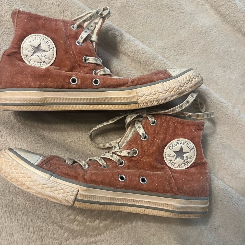 Converse High-Top Sneakers in dusty pink